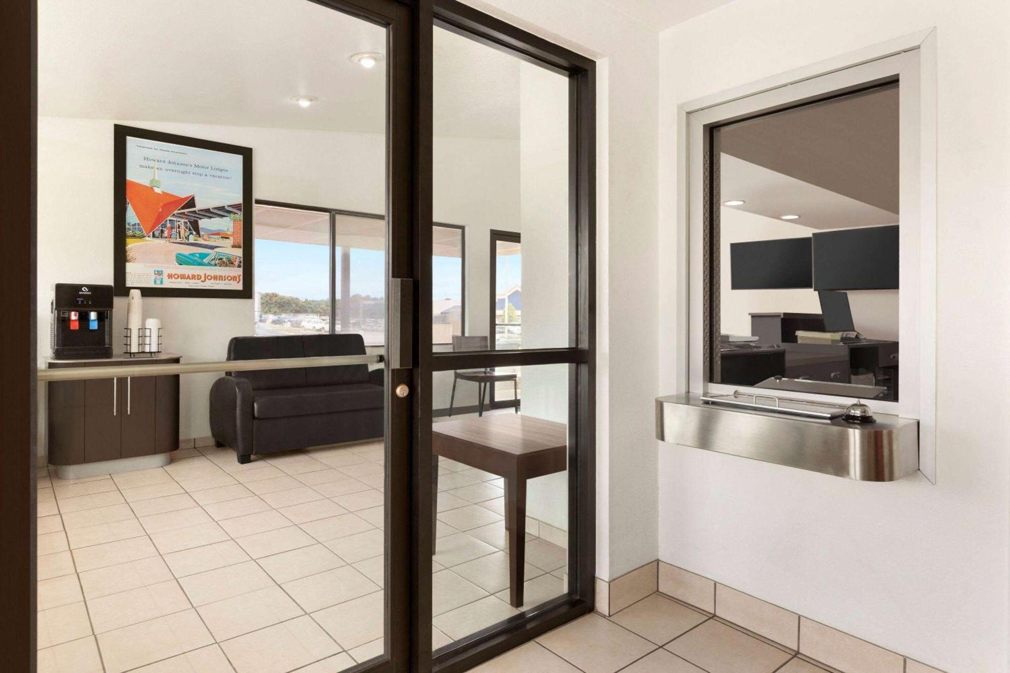 Howard Johnson By Wyndham Harrisonburg Bagian luar foto