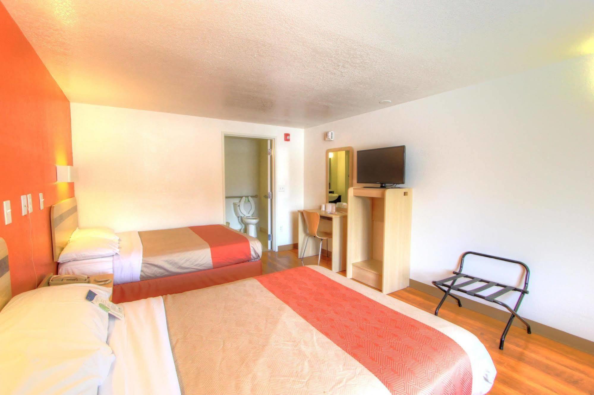 Howard Johnson By Wyndham Harrisonburg Bagian luar foto