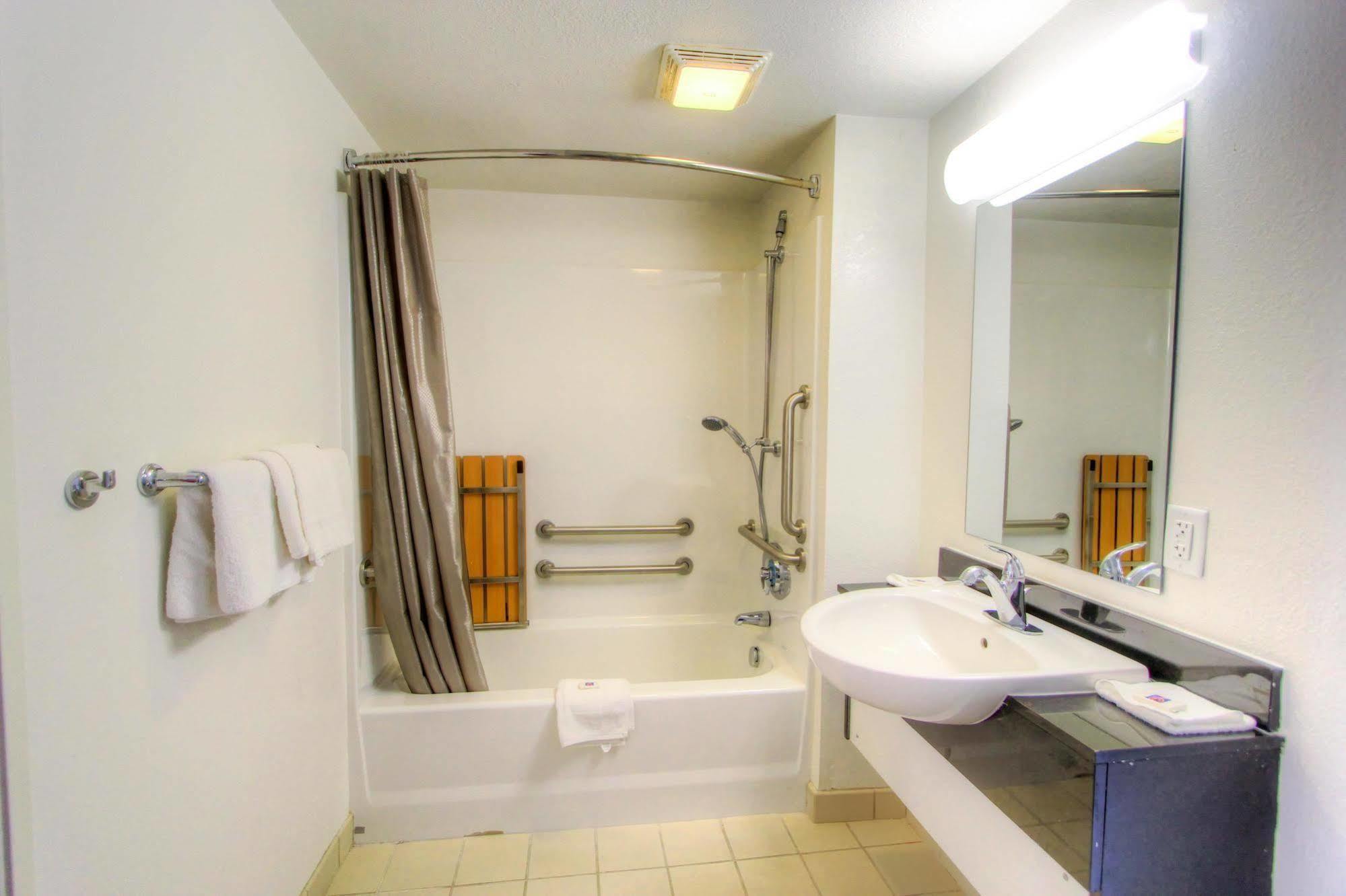 Howard Johnson By Wyndham Harrisonburg Bagian luar foto