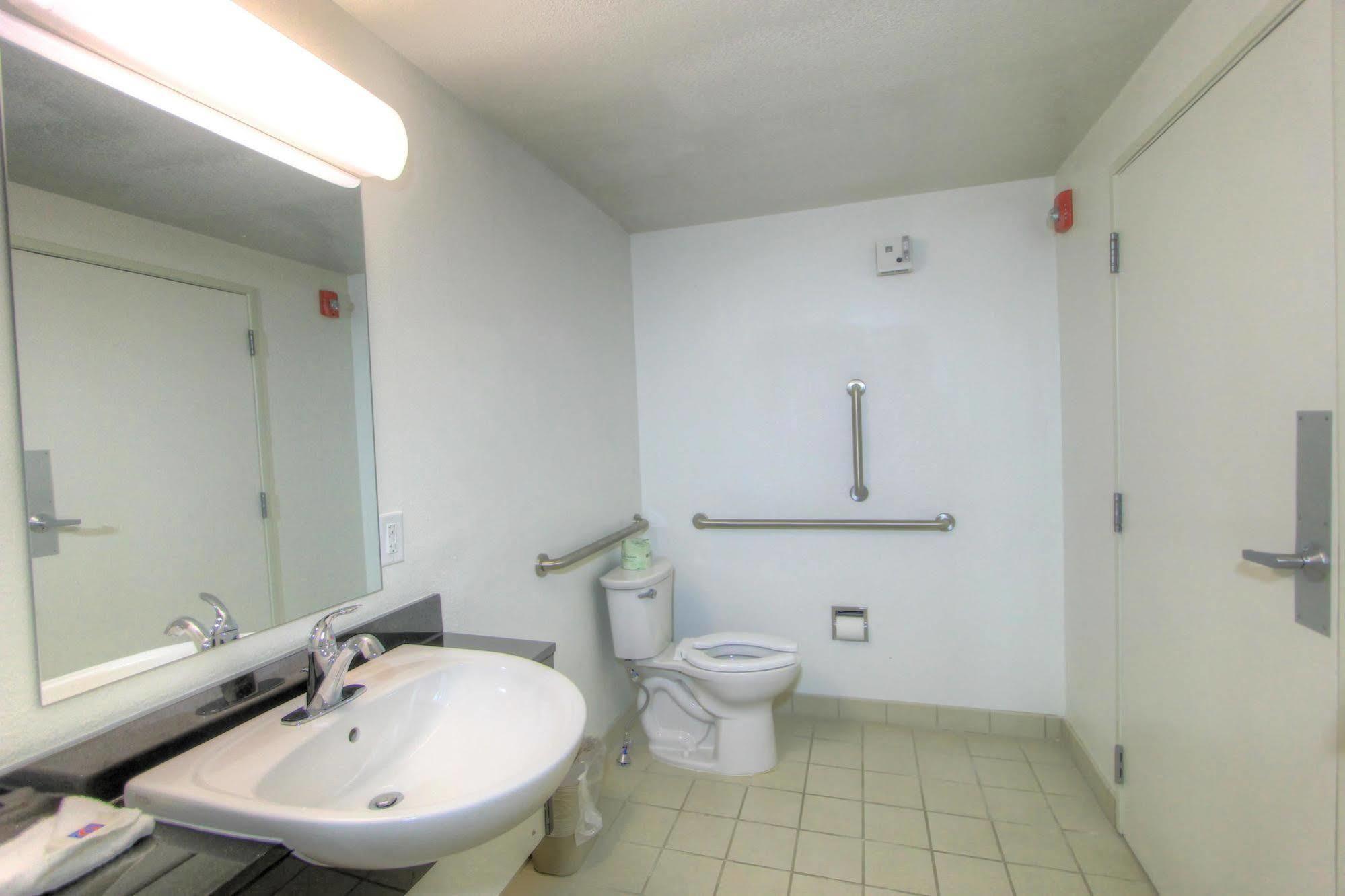 Howard Johnson By Wyndham Harrisonburg Bagian luar foto